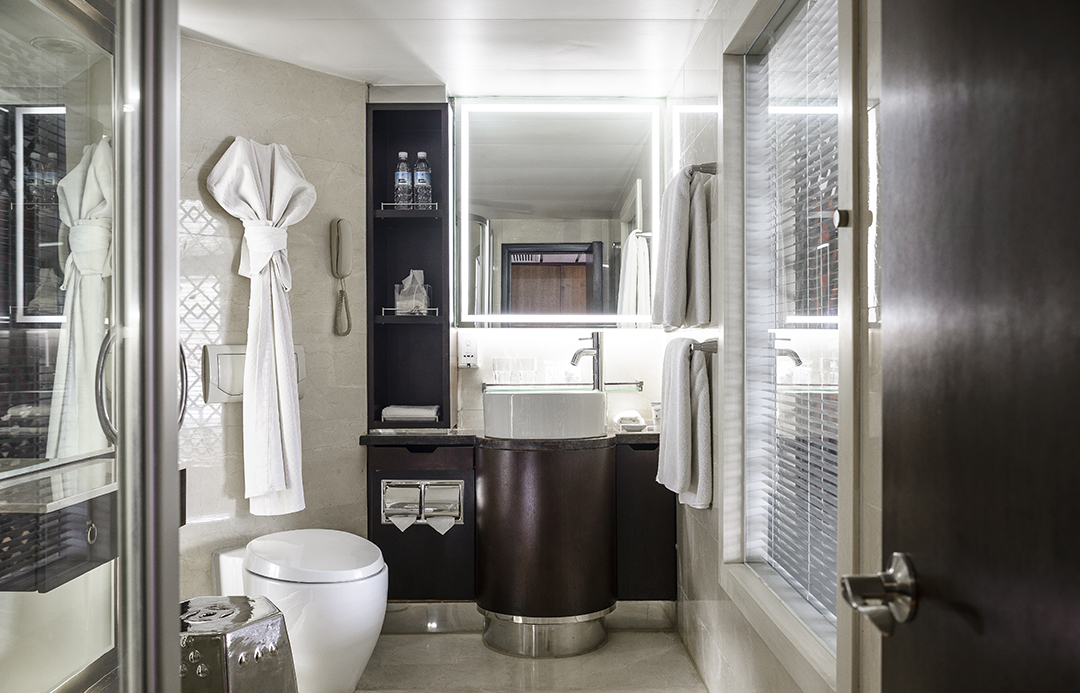 Sanctuary Yangzi Explorer Suite Bathroom.jpg